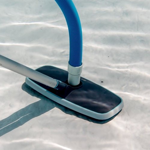 Ako pripojiť k nadzemnému bazénu manuálny vysávač