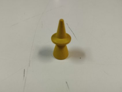 Figurka dřevěná s kloboukem žlutá