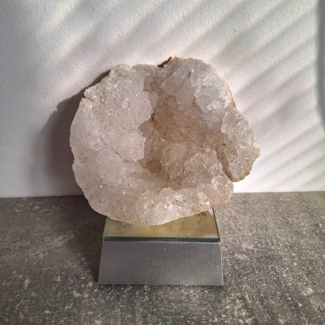 Kryštálové geody sa často spájajú s očistou priestoru a pokojnou energiou domova ✨ Ich vnútro plné drobných kryštálov...