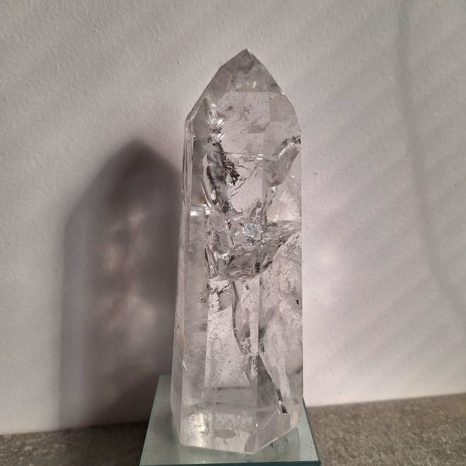 Krištáľ je kameň, ktorý pôsobí čisto a pokojne už na prvý pohľad. V tvare generátora ešte viac vynikne jeho jasnosť a...