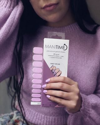 Někdy stačí pár minut… a cítíte se úplně jinak. ✨ 💜 S gelovými nálepkami MANITIME si dopřejete krásné nehty z pohodlí...