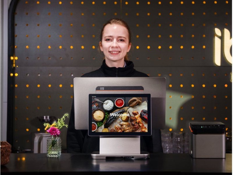 Obsluha restaurace u stolní pokladny s velkým displejem