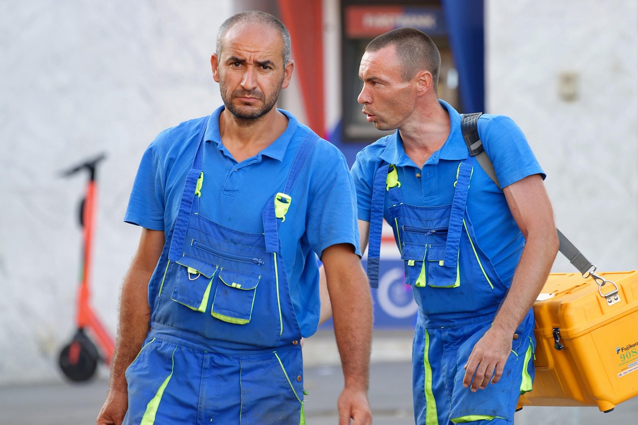 Bezpečnostné normy, kategórie, triedy a ich označenia v pracovnom oblečení, obuvi a rukaviciach