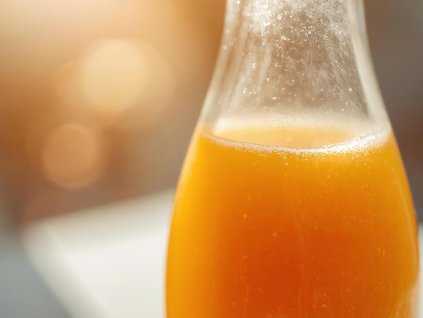 pomarančová šťava v sklenenej flaši