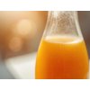 pomarančová šťava v sklenenej flaši