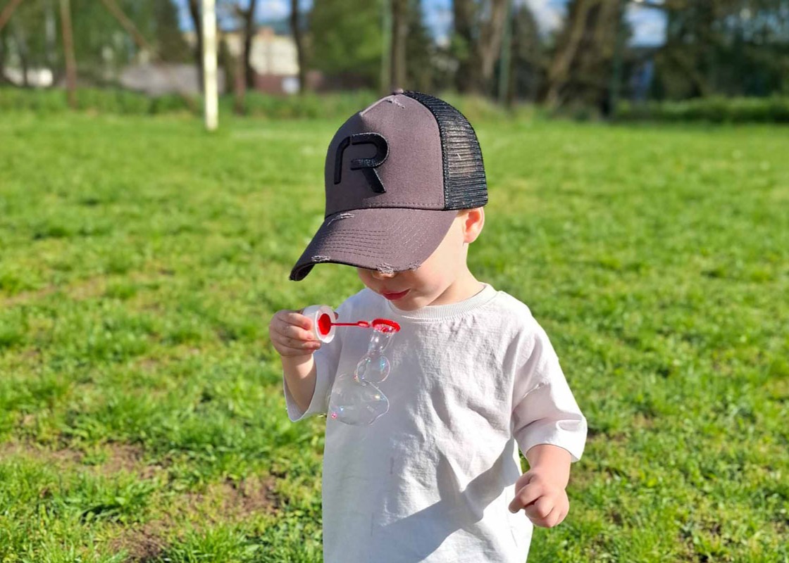 Detská šiltovka Ripped R - štýlový trhaný dizajn | Detská šiltovka so sieťkou