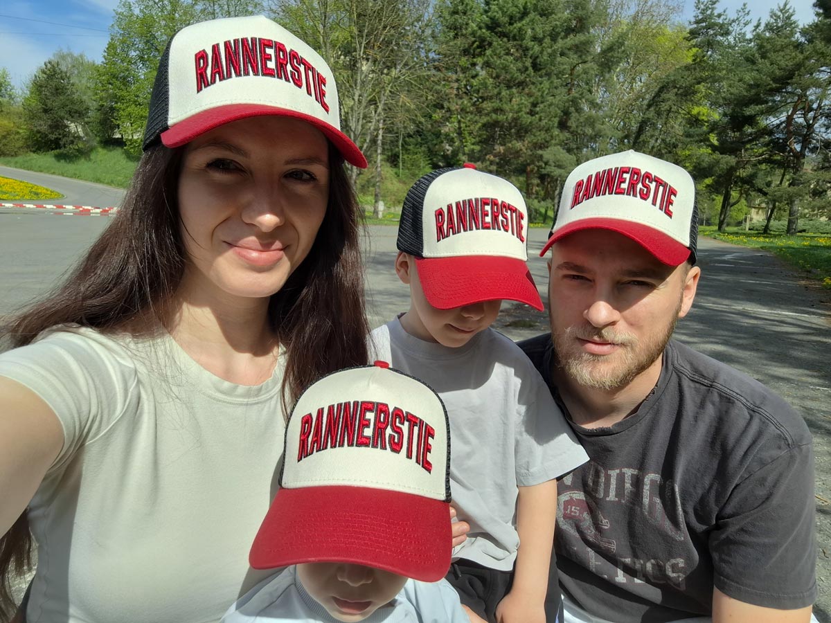 Trucker šiltovky RANNERSTIE, rodina - mama, otec, synovia a rovnaké šiltovky