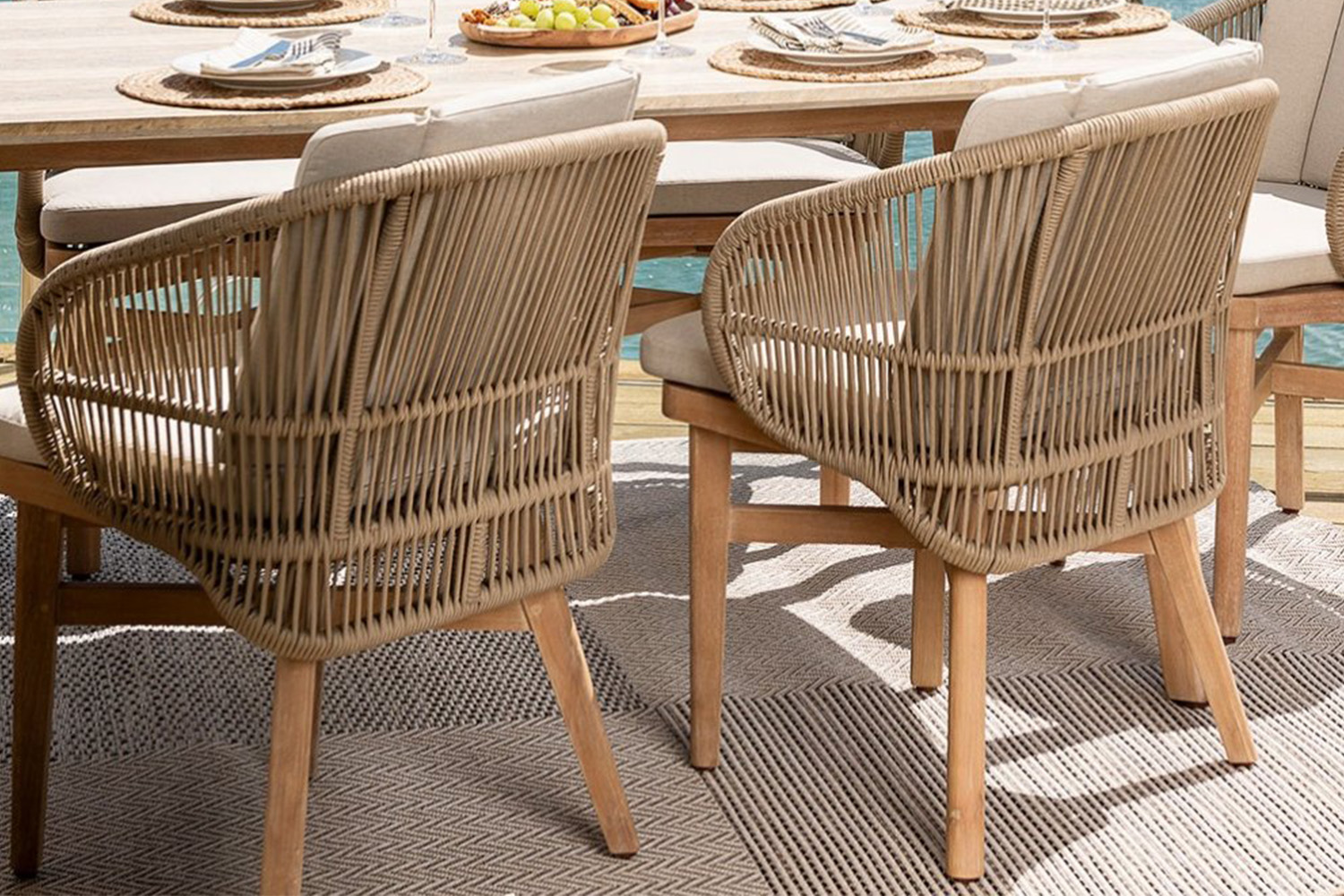 Prečo si vybrať drevený záhradný nábytok a do akej záhrady sa hodí?