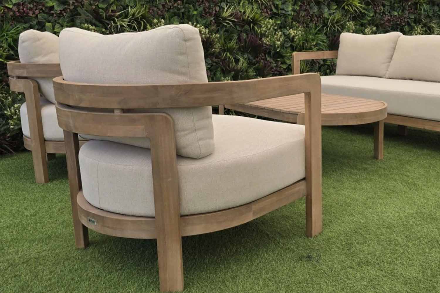 Ako ošetriť záhradné stoly pred dažďom a UV žiarením: lakovanie, oleje a impregnácie