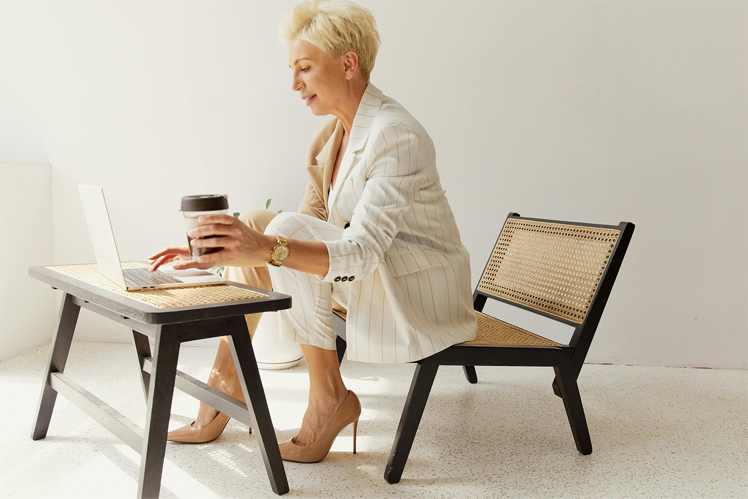 Ratanový nábytok v interiéri: Ako ho začleniť do vášho domova?