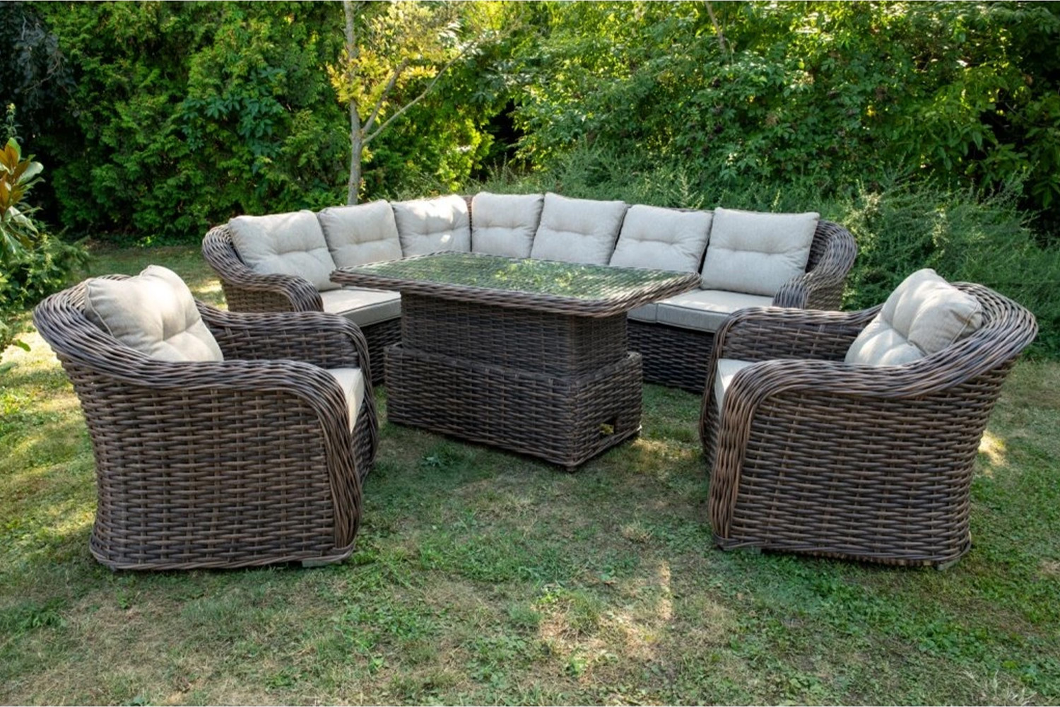 Z akého materiálu je najlepšie záhradné sedenie?