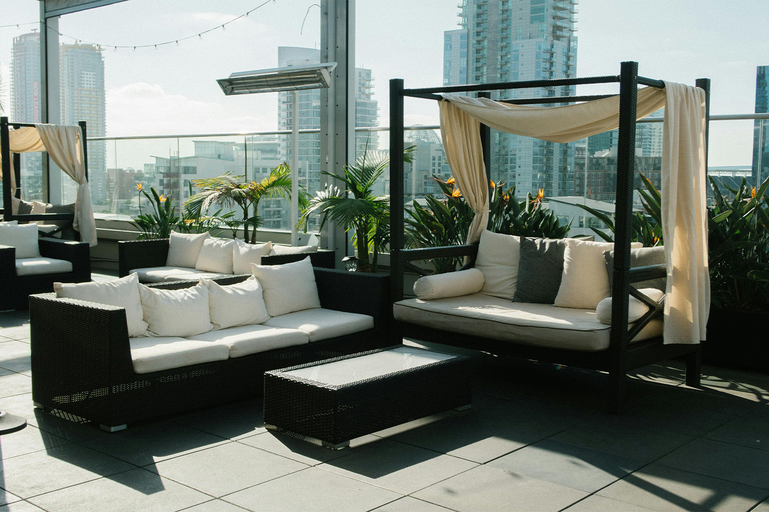 Trendy v ratanovom záhradnom nábytku na rok 2025.