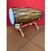Oboustranný buben Djembe na podstavci