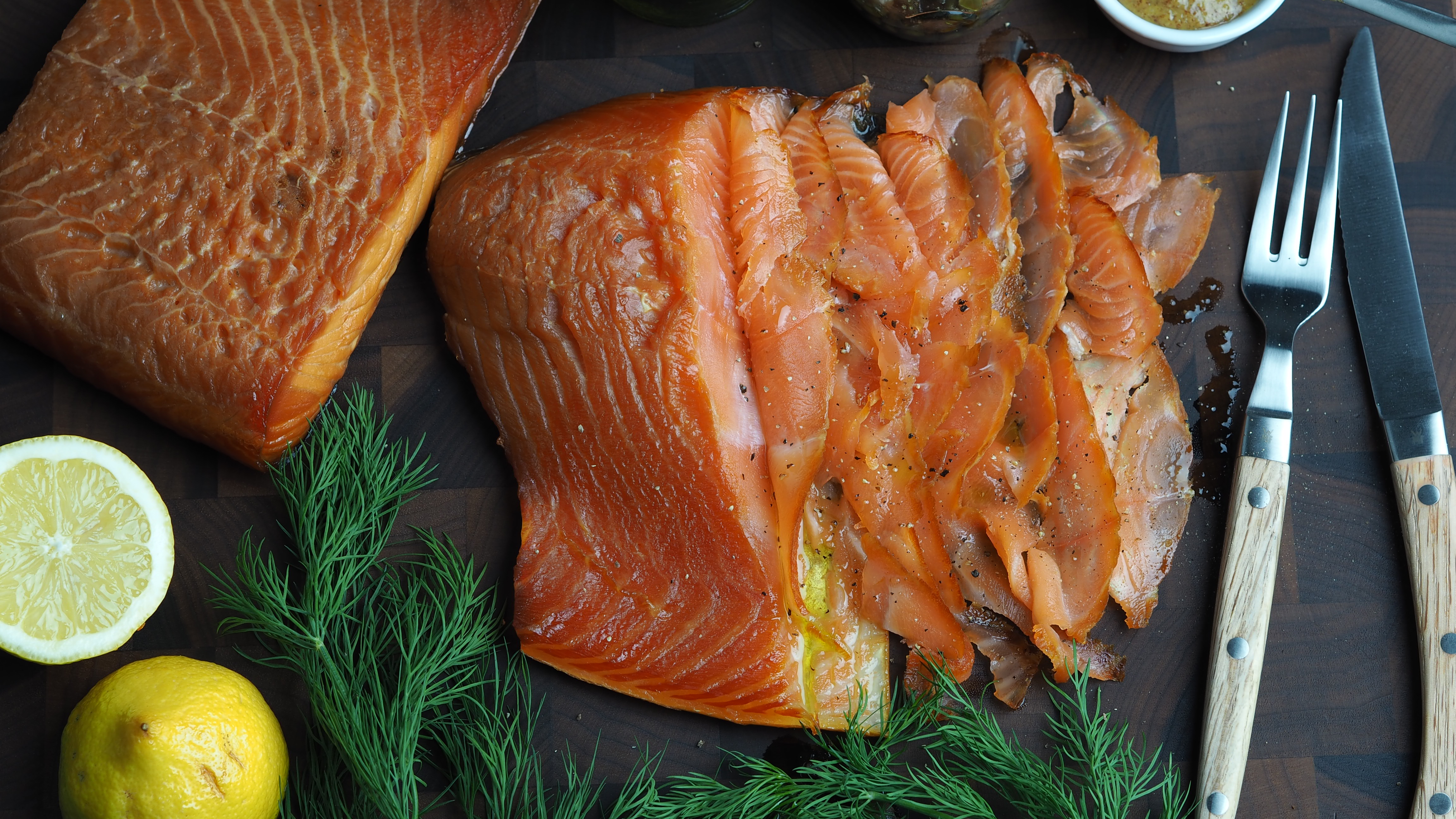 LACHS MIT KALTRAUCH GERÄUCHERT