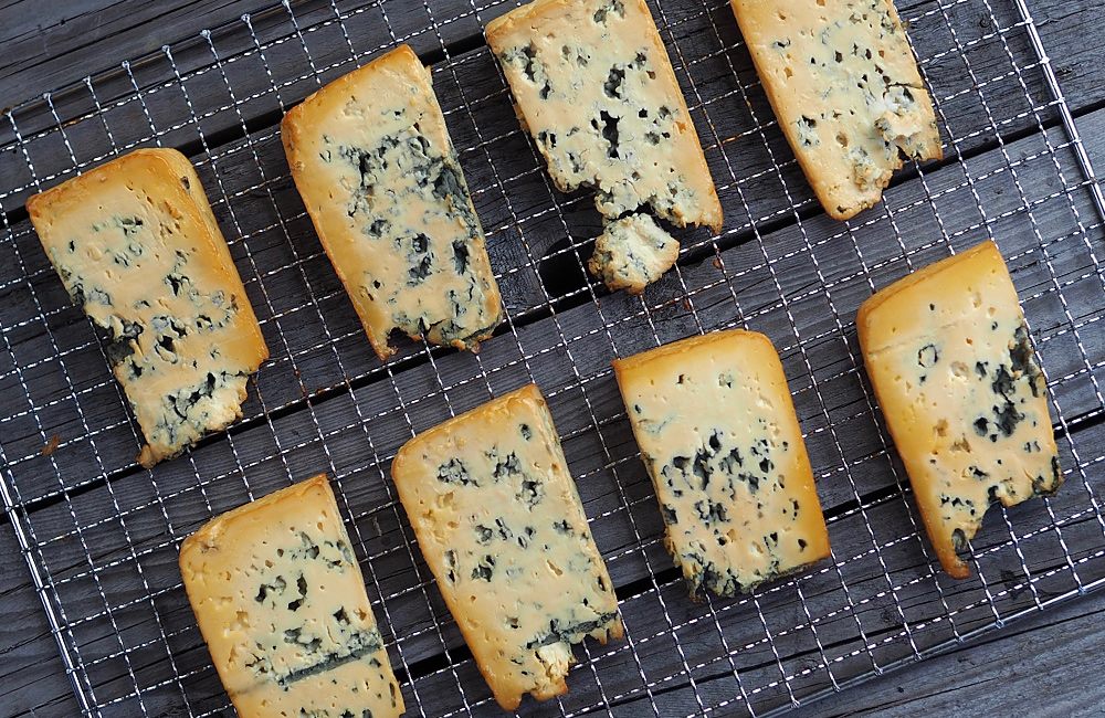 FEINER BLAUSCHIMMELKÄSE MIT KALTRAUCH GERÄUCHERT