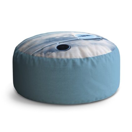 Circle zsámoly repülő a felhőkben, kék