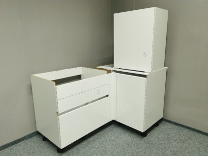 Nová malá bílá rohová kuchyň lesk