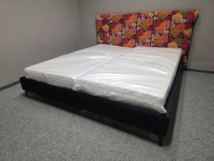 Nová postel s roštem 180x200 čalouněná červená