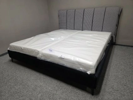 Nová postel s roštem 180x200 cm čalouněná černobílá