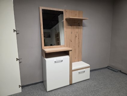 Nová hnědobílá předsíň dvířka lesk