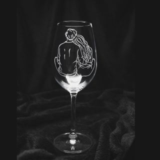 Láska je o maličkostech. O chvílích, kdy sedíte vedle sebe a nechcete opustit ten dokonalý moment. Darujte připomínku...