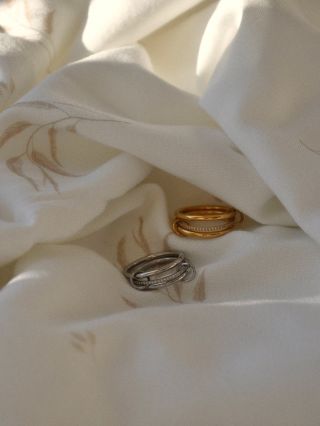 Prstene Velinna ✨už čoskoro dostupné online. Tri obruče prepojené do jedného celku. Čisté línie dopĺňajú jemné kamienky. 🔗...