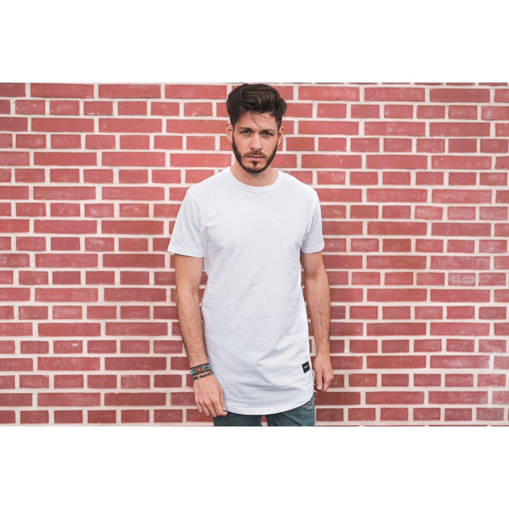 Predĺžené biele tričko