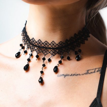 Černý choker náhrdelník s drahokami