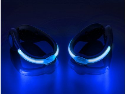 LED-Clip an Schuh und Hand blau