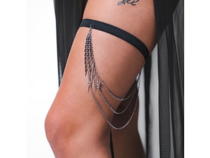 Garter with metal chains