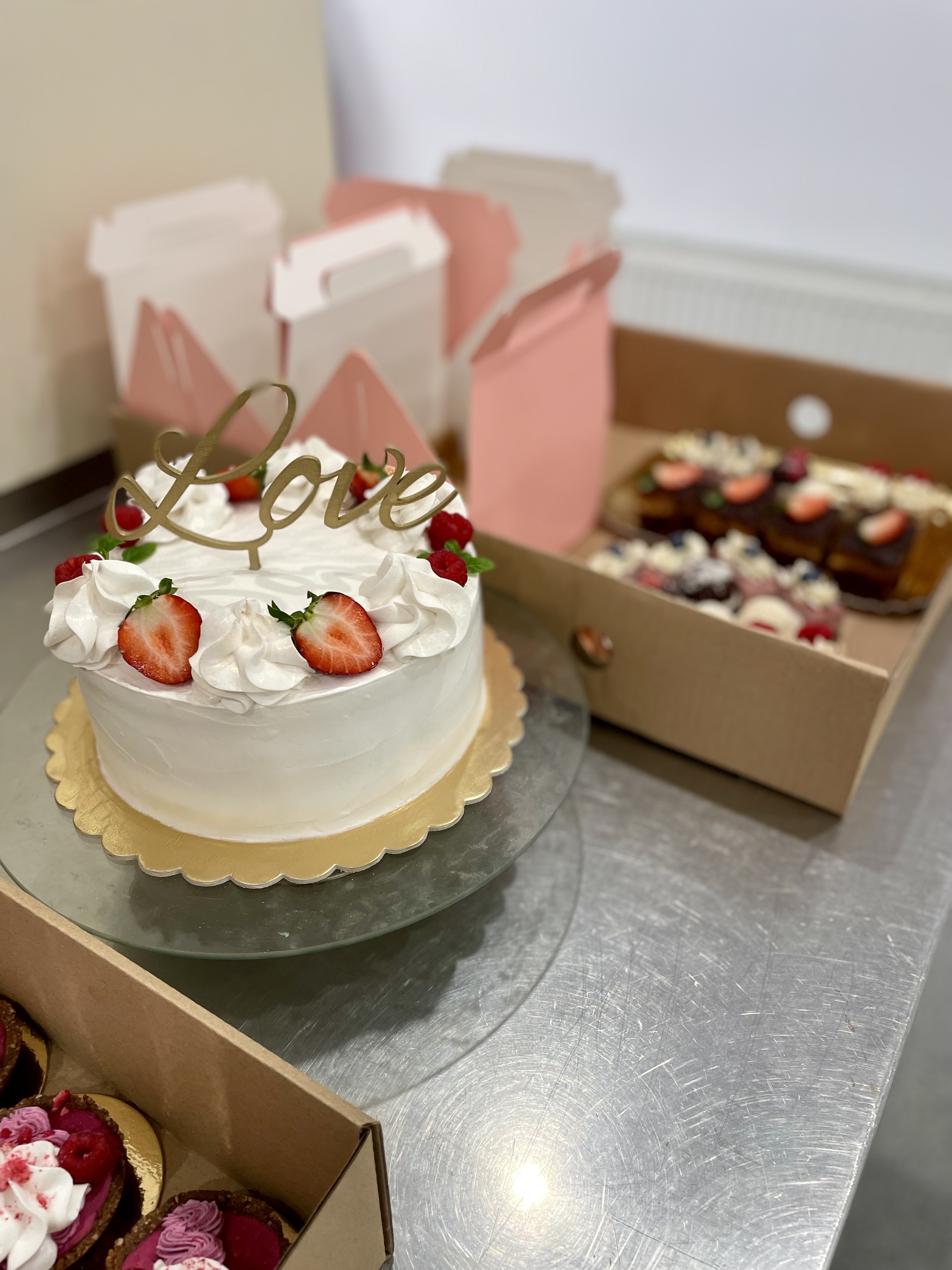 Svadobná torta s kvetmi