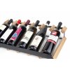 Ukázka nakloněných lahví v pultové řadě stojanu na víno