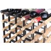 Pohled na stojan se zaplněnou horní řadou vínem