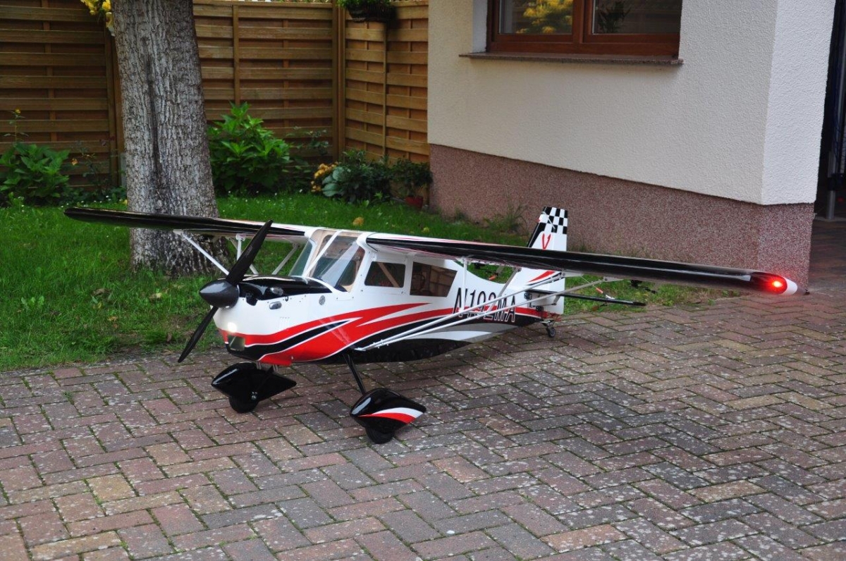 Fotografie produktu: Pilot RC 180" Decathlon scale 47% (4 580 mm) 170ccm (bílo/černo/červená)