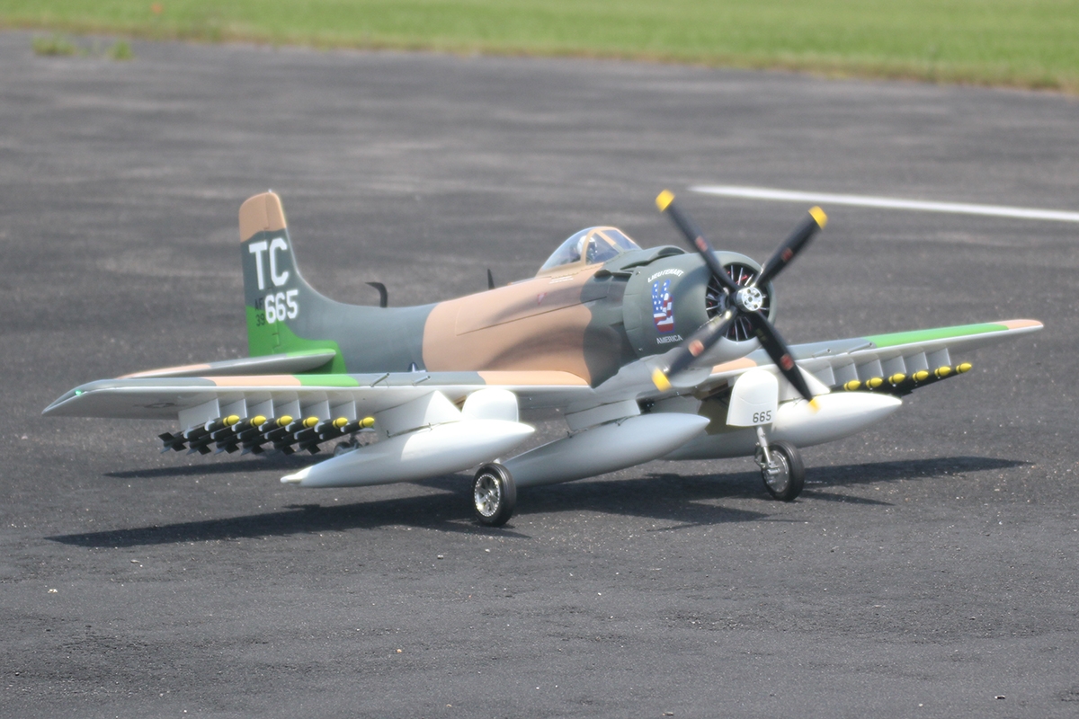 Fotografie produktu: Seagull Skyraider A-1 2,18m (Zatahovací podvozek) Kamuflážní
