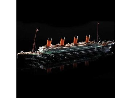 Model Kit loď 14220 - R.M.S. TITANIC + LED SET MCP (1:700)