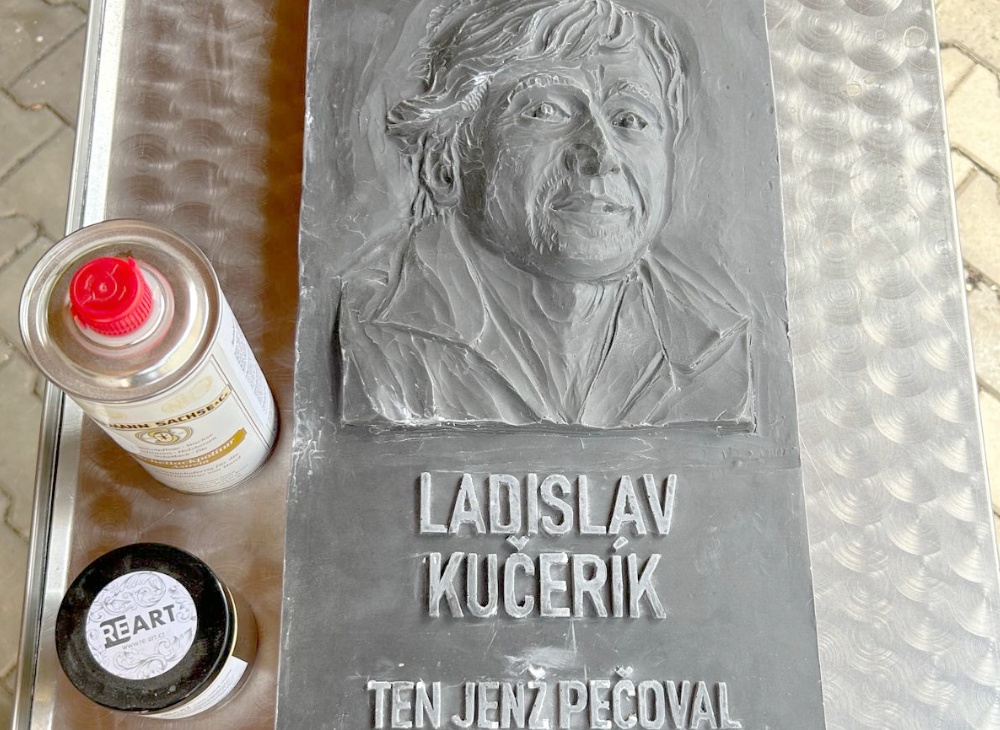 Výroba silikonové formy a odlévání epoxidové imitace bronzového reliéfu