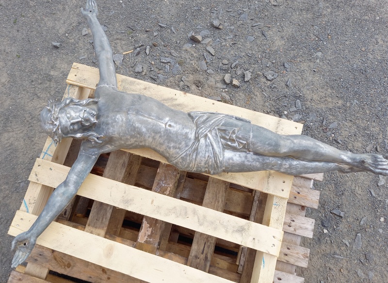 Zlacení litinového Krista plátkovým zlatem na lepidlo mixtion