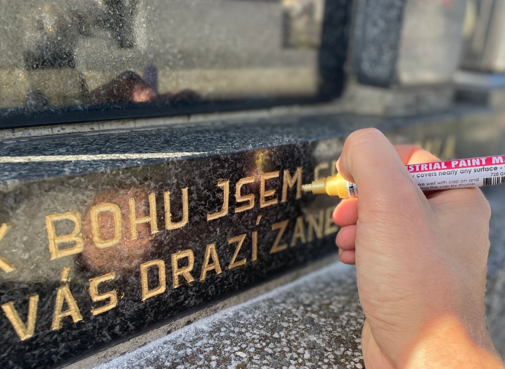 Jak obnovit písmo na náhrobku ?