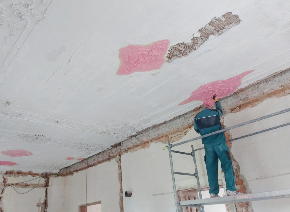 Jak vytvořit silikonovou formu štukové výzdoby na stropě