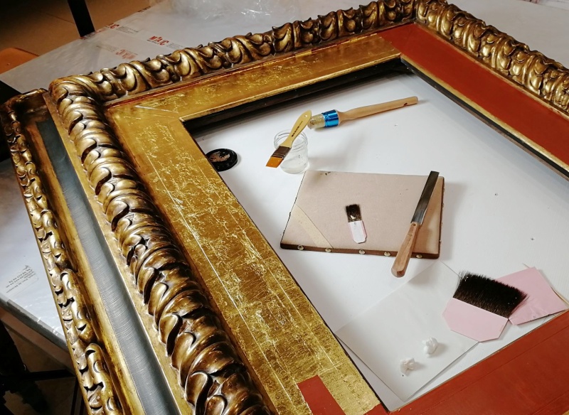 Úprava výzdoby rámu a pozlacování plátkovým zlatem