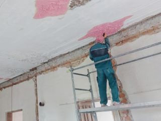 🖐 Jak se snímá původní štuková výzdoba ze stropu? Ne, nejde to kladivem 😅. Naopak –⁠ je to pečlivá restaurátorská práce,...