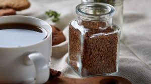 Instantná káva – odkiaľ sa tu vzala a prečo by ju mali radšej obchádzať?