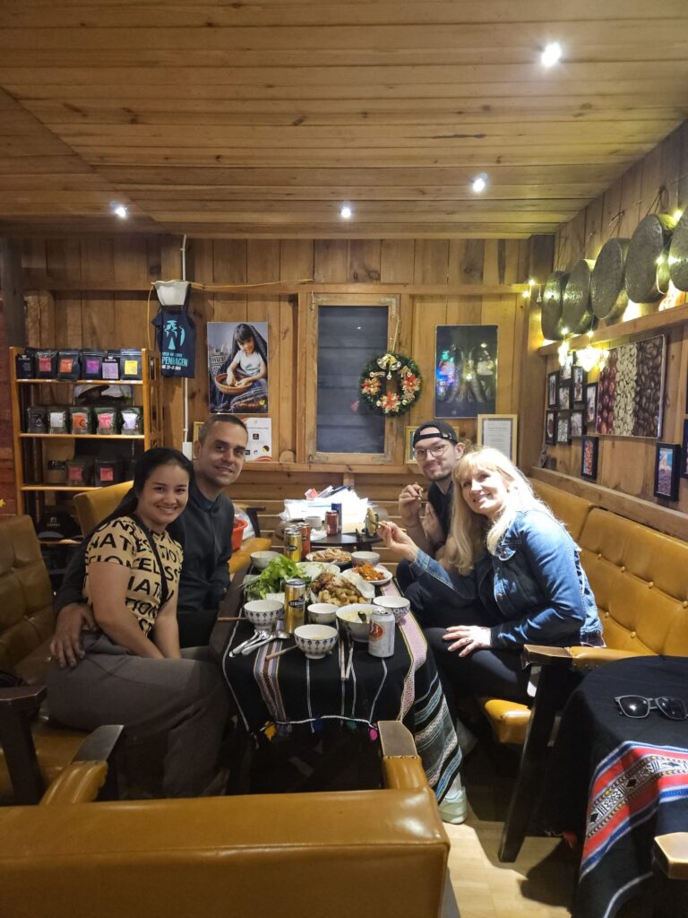 Marián Takáč s vietnamskou manželkou, Simon Melišek a Nika Melišeková