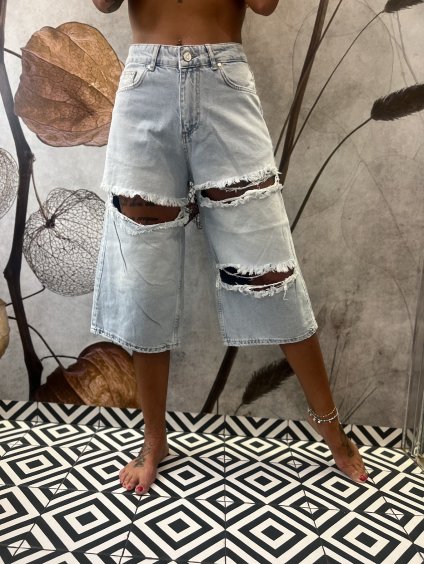 Tojštvrťové svetlé jeansy