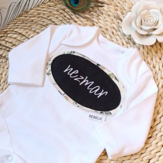 Toto si nemôžeš nechať pre seba! Vieš, že je nezmar a nudiť sa s týmto malým človekom, ktorý ti obrátil život naruby,...