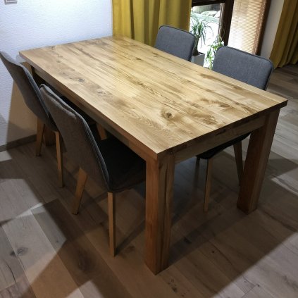 Jedálenský stôl