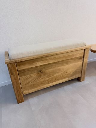 Dubový perinák z masívu, vyrobený na mieru. Čistý dizajn. Poctivé drevo. Pokoj v priestore. 🌿 🔗 reborn-w.sk/perinak-miriam...