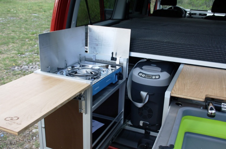 Vestavby do aut se vyrábí z lehkých materiálů. Proč?