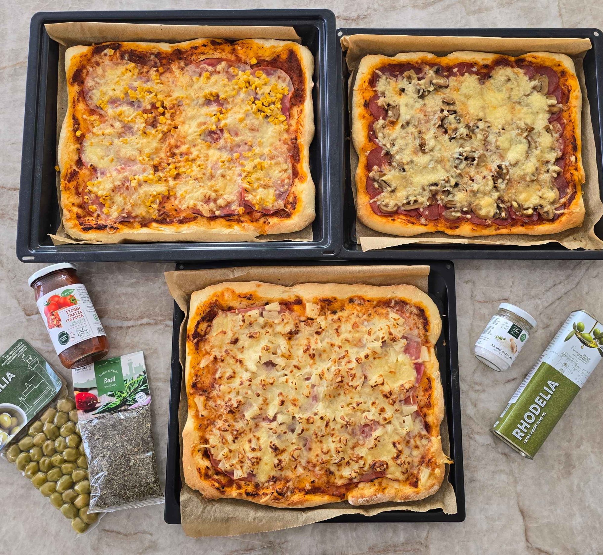 Domácí pizza na plech jednoduše s naší rajčatovou omáčkou